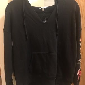 American Eagle Rose Appliqué V-neck Sweatshirt